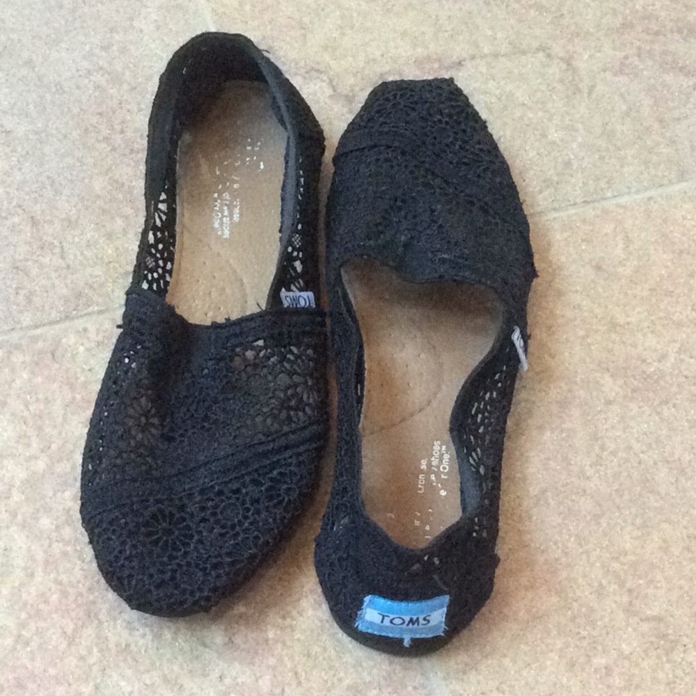 Tom's black macrame flats